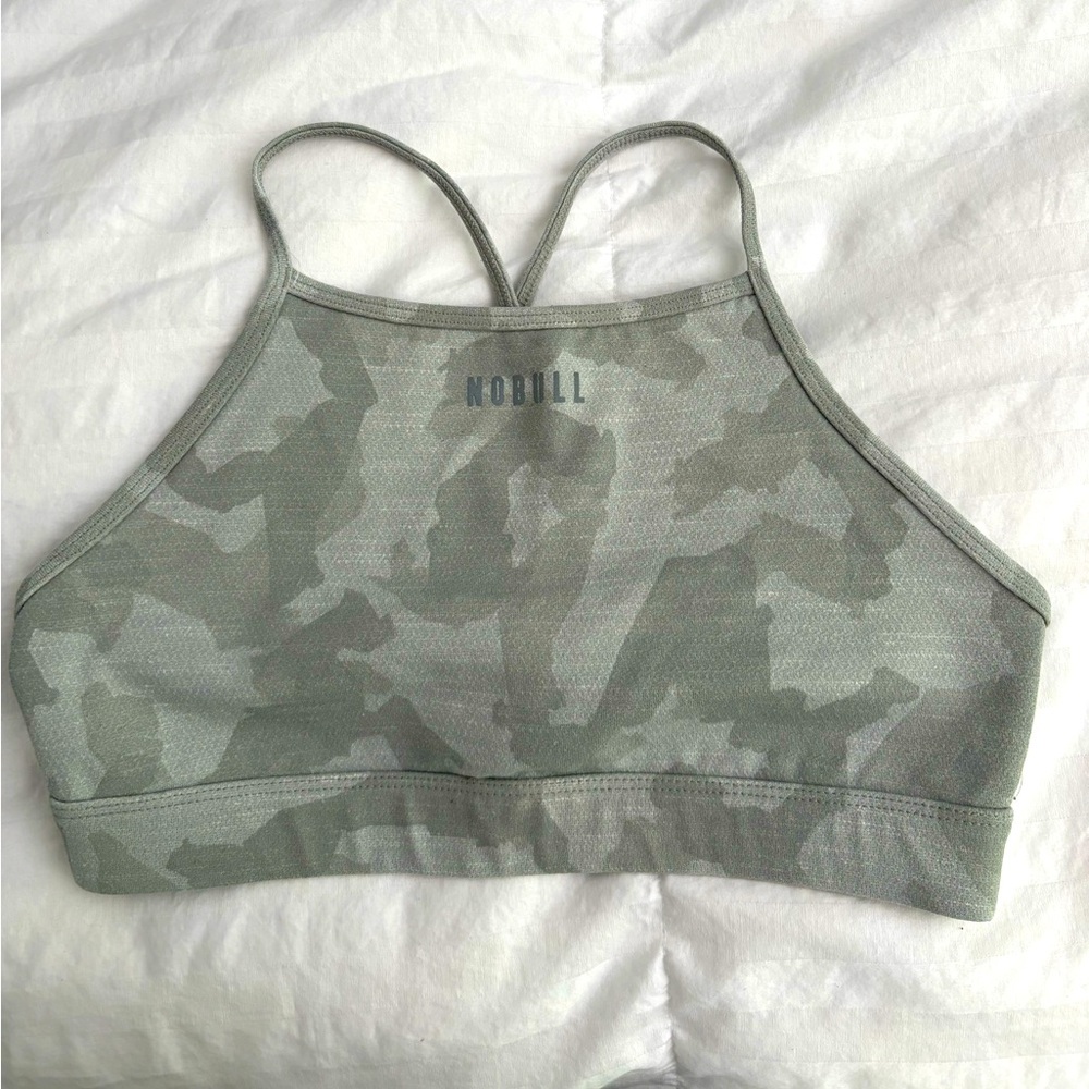 Nobull high neck plush heather sports bra in white camo, size L